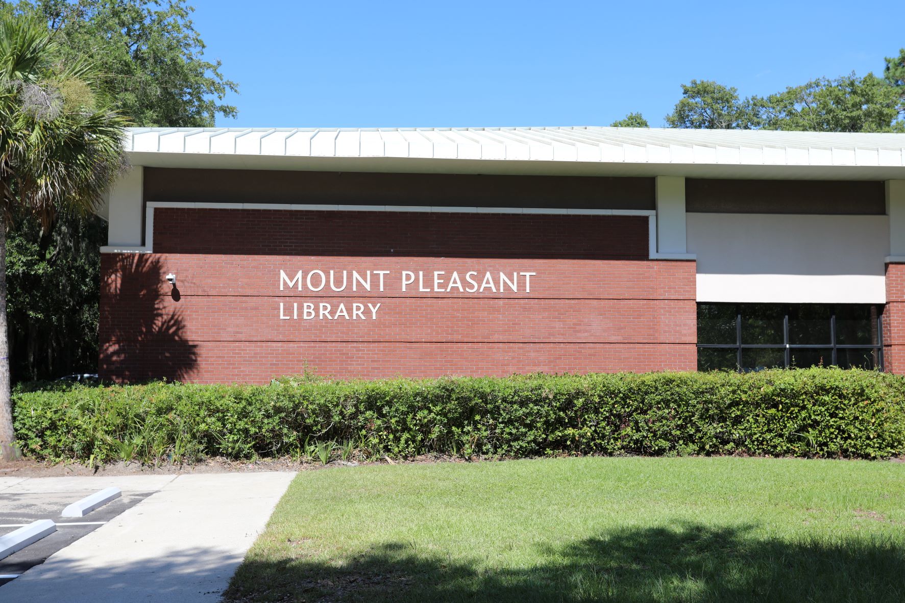 Exterior of the Mount Pleasant library.
